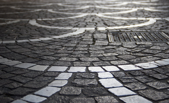 Strada citolata con blocchi di granito