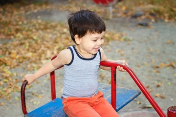Ребенок на качели