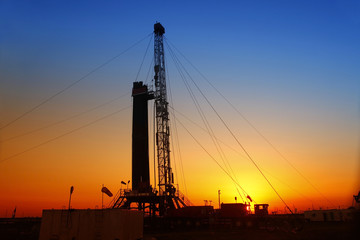 Obraz premium In the evening, the silhouette of oilfield derrick