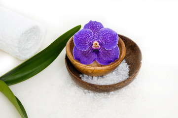 Fototapeta na wymiar bowl of blue orchid with many salt on towel with green leaf 