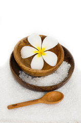 Obraz na płótnie Canvas bowl of frangipani with salt and spoon on towel