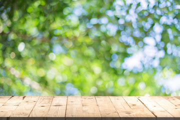 perspective de table en bois et bokeh de feuille verte floue pour le naturel
