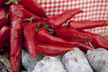 piments rouge sur saucissons nature
