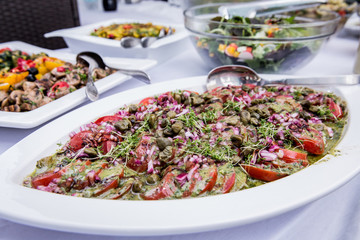 Tomatensalat an einem Buffet auf einer Grillparty