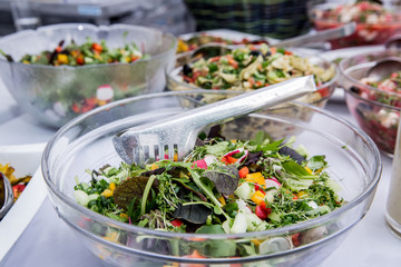 Bunter Salat ab euben Buffet auf einer Grillparty