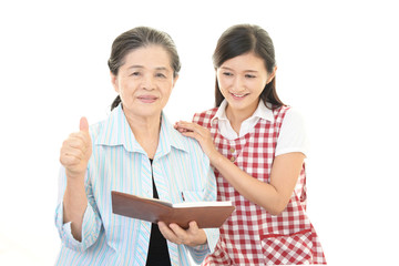 笑顔の二人の女性