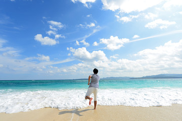Fototapeta na wymiar 沖縄のビーチでくつろぐ男性