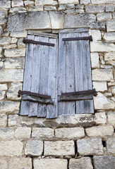 volets sur fenêtre fermée rustique