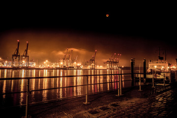 Mondfinsternis mit Blutmond im Hamburger Hafen