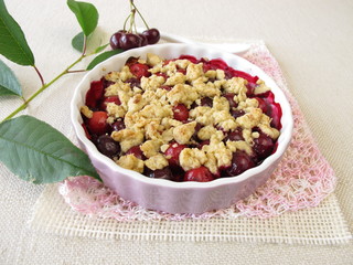 Sour cherry crumble