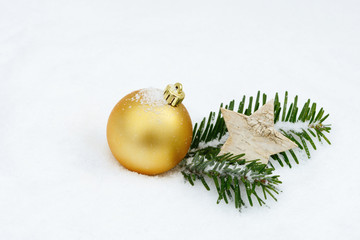 Goldene  Weihnachtskugeln im Schnee