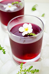 Red wine jelly with white flowers and ice
