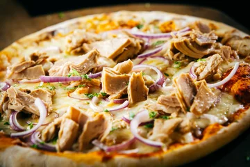 Photo sur Plexiglas Pizzeria Pizza savoureuse au thon aux herbes et oignons