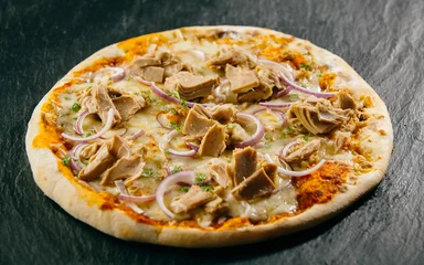 Foto auf Acrylglas Pizzeria Traditional Italian cuisine - tuna pizza