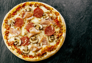 Pizza italienne traditionnelle croustillante à emporter