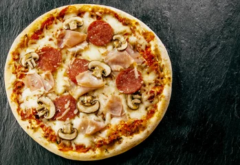 Photo sur Aluminium Pizzeria Pizza italienne traditionnelle croustillante à emporter