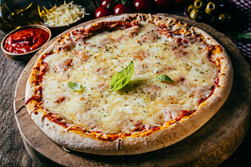 Pizza margarita italienne fraîchement cuite
