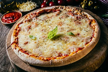 Papier Peint photo Lavable Pizzeria Pizza margarita italienne fraîchement cuite