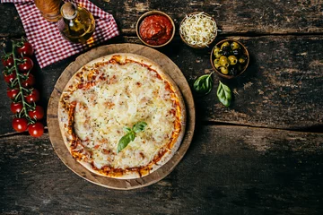 Papier Peint photo Lavable Pizzeria Pizza margarita maison avec ingrédients