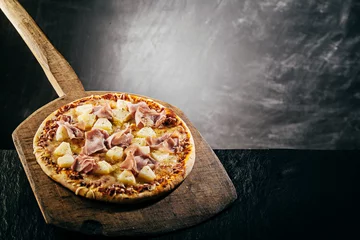 Photo sur Aluminium Pizzeria Pizza grillée à la flamme à la vapeur dans une pizzeria