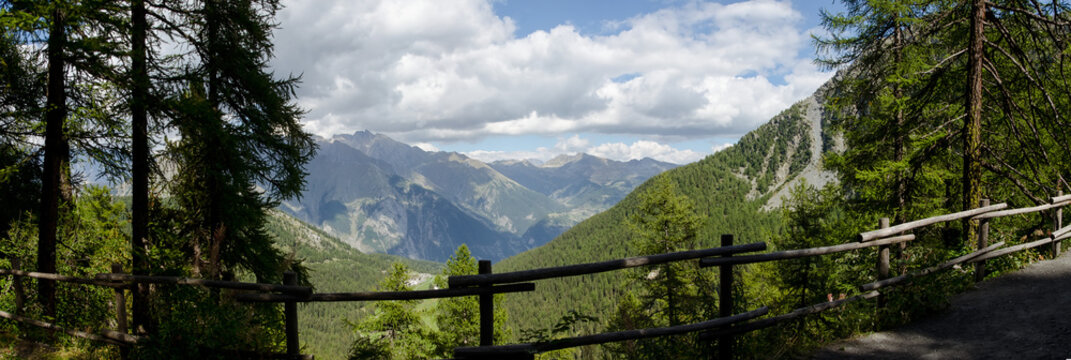 Valle D'Aosta - passeggiata verso il lago di Arpy - panoramica