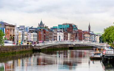 Fototapeta premium Widok na Dublin z mostem Ha'penny - Irlandia
