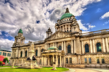 Fototapeta na wymiar Queen Victoria Memorial and Belfast City Hall - Northern Ireland