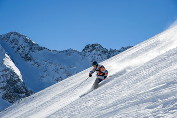 Skifahrer im Pulverschnee