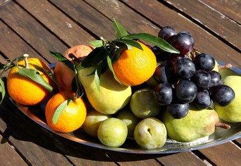 assortiment de fruits frais dans un plat