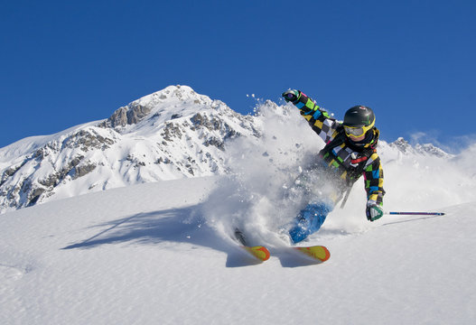 Junger Skifahrer im Pulverschnee