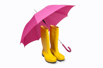 Pinker Regenschirm und gelbe Gummistiefel Freisteller