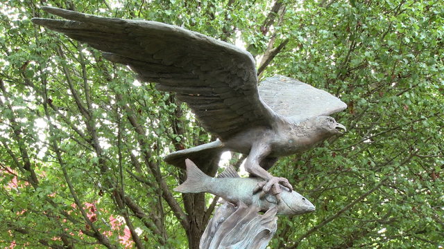 Statue of hunting eagle