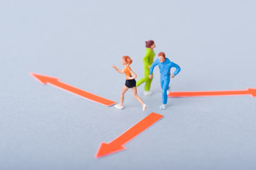 走る人々と矢印