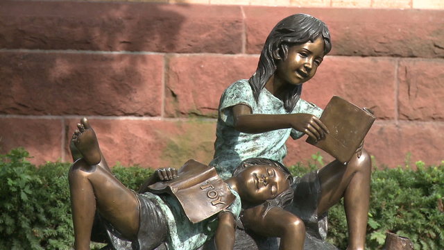 Statue of girls reading