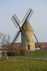 Fototapeta na wymiar Moulin à vents