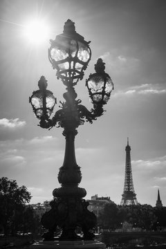 Fototapeta Street lantern on the Alexandre III Bridge against the Eiffel Tower in Paris, France