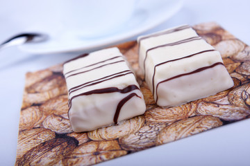 cakes frosting triangular matches