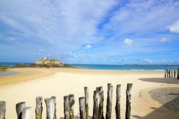 Saint-Malo, la plage de l'éventail à marée basse et le fort national  (Bretagne France)