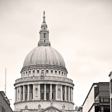 st paul cathedral in london england old construction and religio