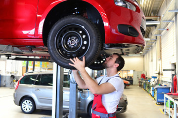Reifenwechsel in einer Autowerkstatt // tire change in car repair shop