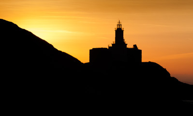 Obraz premium Dawn at Mumbles Lighthouse, Swansea, shot from Bracelet Bay.