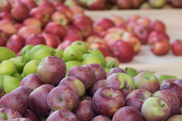 Rote Äpfel in der Holzkiste zum verkauf angeboten