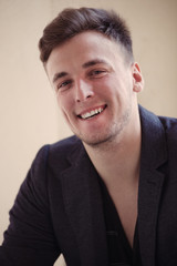 Fototapeta premium Zbliżenie portret przystojny mężczyzna w połowie dorosłego.