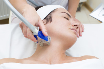 Obraz na płótnie Canvas lymphatic drainage massage apparatus process is a girl in a beauty salon
