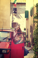 Naklejka premium Vintage italian woman on small old town street