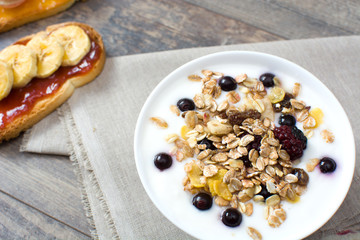 Fototapeta na wymiar Yogurt with cereals and fruit