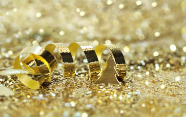 boldu doré sur fond de paillettes