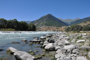 Горная река в горах Кавказа летом
