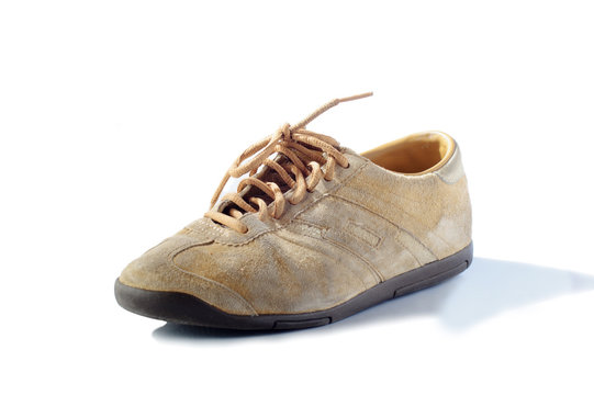 Scarpa da uomo elegante in primo piano con sfondo bianco