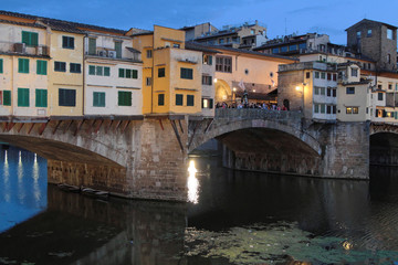 Fototapeta na wymiar Ponte Vecchio à l'heure bleue
